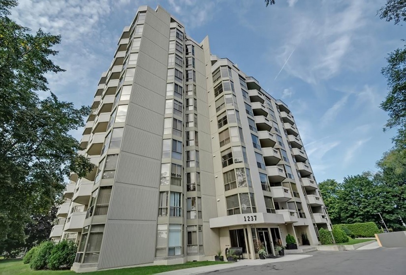 1237 NORTH SHORE Boulevard, Burlington, Ontario L7S 2H8, 1 Bedroom Bedrooms, ,2 BathroomsBathrooms,Residential,Sale,NORTH SHORE,H4207033