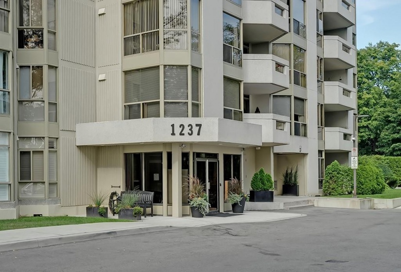 1237 NORTH SHORE Boulevard, Burlington, Ontario L7S 2H8, 1 Bedroom Bedrooms, ,2 BathroomsBathrooms,Residential,Sale,NORTH SHORE,H4207033